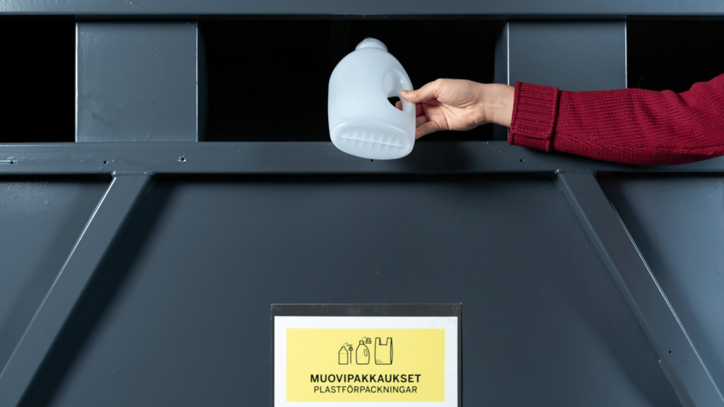 Muovipakkaus ekopisteellä